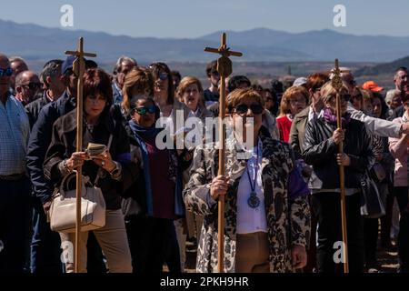 Penitents priant à un arrêt de la procession de la via Crucis. À San Vicente de Sonsierra, divers hommes appelés disciplinantes de flagellants, dont les identités sont gardées secrètes, offrent de donner la pénitence en marchant pieds nus parfois avec des chaînes, masquées et habillées en blanc. Après la marche et la prière pendant toute la procession aux stations de la croix situées dans la périphérie de la ville, les disciplinantes sur leur voyage de retour à l'église, commencent la partie la plus sévère et la plus sanglante de la pénitence, l'auto flagellation. (Photo de Guillermo Gutierrez Carrascal/SOPA Images/Sipa USA) Banque D'Images