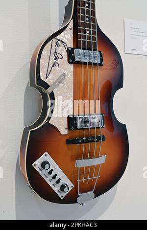 Paul McCartney Höfner 500/1 Violin Bass, signé par McCartney lors de l'exposition de la collection « Rock and Roll » d'objets musicaux aux enchères à Sotheby's o Banque D'Images