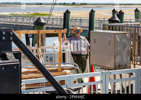 Un gardien de parc sourit pour une photo au monument national de fort Sumter à Charleston, Caroline du Sud, États-Unis. Banque D'Images