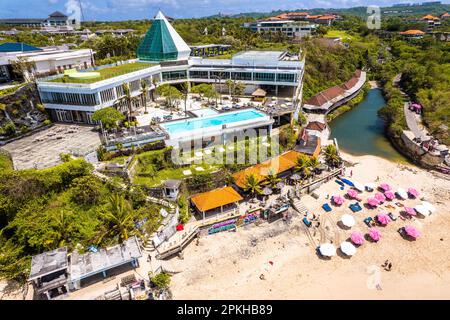 Vue aérienne de Dreamland Beach à Pecatu sur la péninsule de Bukit, sur l'île de Bali, en Indonésie Banque D'Images