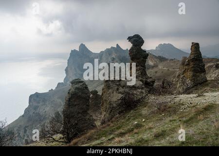 Rocher de cheval de pain d'épice et rochers bizarres dans la ville morte. Crête Khoba-Tele de la réserve Karadag au début du printemps. Crimée Banque D'Images