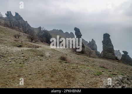 Rocher de cheval de pain d'épice et rochers bizarres dans la ville morte. Crête Khoba-Tele de la réserve Karadag au début du printemps. Crimée Banque D'Images