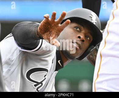 Pittsburgh, États-Unis. 07th avril 2023. L'arrêt court de Chicago White Sox Tim Anderson (7) demande du temps après son double dans le premier repas contre les pirates de Pittsburgh au parc PNC le vendredi 7 avril 2023 à Pittsburgh. Photo par Archie Carpenter/UPI crédit: UPI/Alay Live News Banque D'Images