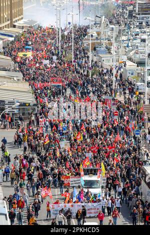 Une foule de manifestants défilent le long du Vieux Port de Marseille avec des drapeaux, des bannières et des pancartes exprimant leur opinion lors de la manifestation de 11th contre la réforme des retraites. Les syndicats français ont réclamé 11th jours d'action contre la réforme des retraites du gouvernement français, qui ferait passer l'âge de la retraite de 62 à 64 ans. La police estime, pour ce 11th jour, le nombre de manifestants marchant dans les rues de Marseille à 10 000 alors que les syndicats l'estiment à 170 000. Le ministère de l'intérieur rapporte 570 000 manifestants dans les rues de France, tandis que les syndicats revendiquent 2 usines Banque D'Images