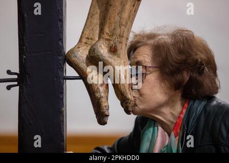 Sahagun, Espagne. 07th avril 2023. Une femme embrasse avec véhémence les pieds de l'image du Christ articulé crucifié, pendant la messe du Saint-Burial dans l'église de San Lorenzo à Sahagun. Crédit : SOPA Images Limited/Alamy Live News Banque D'Images