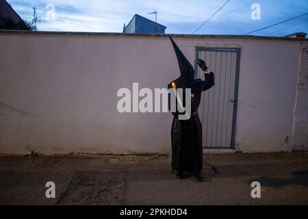 Sahagun, Espagne. 07th avril 2023. Un pénitent avec une bougie LED repose, pendant la procession du Saint-Burial qui a visité les rues de Sahagun. Crédit : SOPA Images Limited/Alamy Live News Banque D'Images