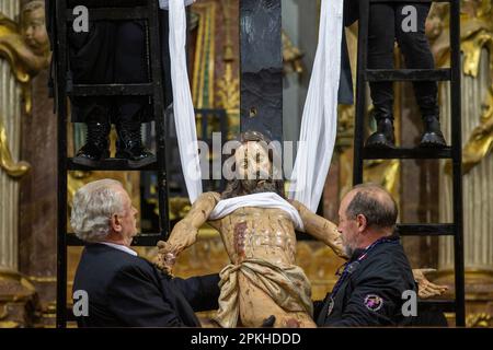 Sahagun, Espagne. 07th avril 2023. Les membres de la fraternité de Nuestro Padre Jesus Nazareno et Patrocinio de San José reçoivent le corps de l'image du Christ articulé crucifié, lors de l'acte de déclapping à la Messe du Saint-Burial dans l'église de San Lorenzo à Sahagun. Crédit : SOPA Images Limited/Alamy Live News Banque D'Images