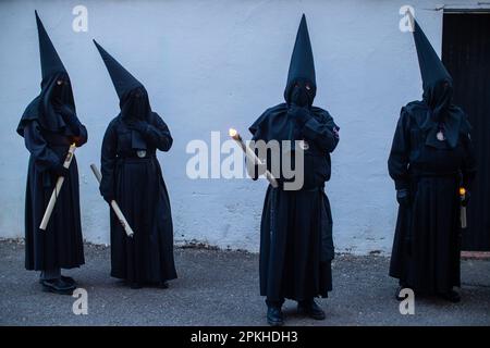 Sahagun, Espagne. 07th avril 2023. Les Pénitents aux bougies LED se reposent, pendant la procession du Saint-Burial qui a visité les rues de Sahagun. (Photo par Luis Soto/SOPA Images/Sipa USA) crédit: SIPA USA/Alay Live News Banque D'Images