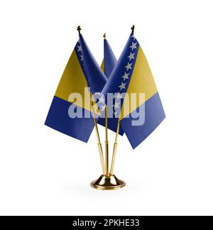 Petits drapeaux nationaux de la Bosnie-Herzégovine sur fond blanc. Banque D'Images