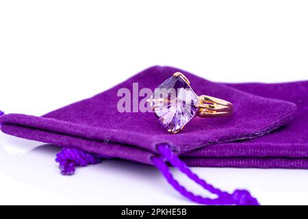 Bijou Amethyst ou pierres précieuses sur sac en velours violet. Collection d'accessoires en pierres précieuses naturelles. Prise de vue en studio Banque D'Images