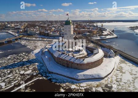 L'ancien château de Vyborg sur le fond du paysage urbain lors d'une journée ensoleillée de mars (photographie aérienne). Vyborg, région de Leningrad. Russie Banque D'Images