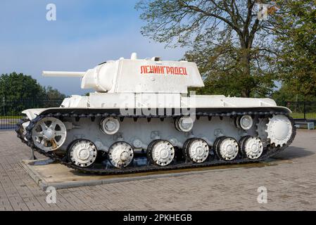 KIROVSK, RUSSIE - 07 SEPTEMBRE 2018 : réservoir lourd soviétique KV-1 en couleur d'hiver le jour de septembre. Vue latérale. Exposition ouverte du Musée 'Breakthr Banque D'Images