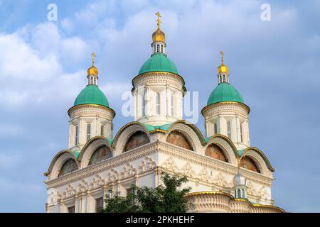 Le sommet de l'ancienne cathédrale de l'Assomption contre le ciel nuageux de septembre. Astrakhan, Russie Banque D'Images