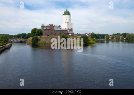 Vue sur l'ancien château de Vyborg depuis le port du Nord le matin de juillet. Vyborg. Leningrad, Russie Banque D'Images