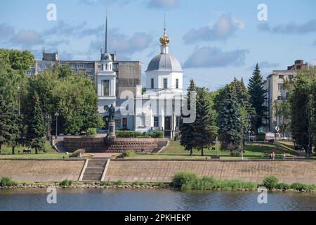 TVER, RUSSIE - 15 JUILLET 2022 : vue sur le monument au voyageur russe Afanasy Nikitin et l'église de la Résurrection du Christ, le mois de juillet Banque D'Images