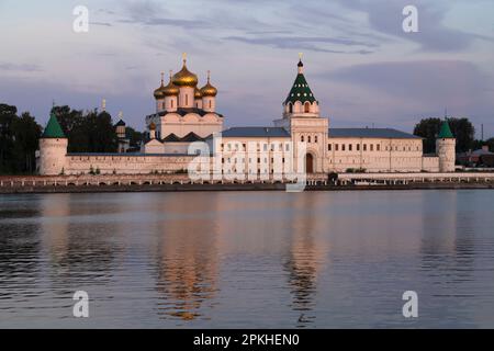 Vue sur l'ancien monastère Ipatiev de la Sainte Trinité au début du mois d'août. Kostroma, anneau d'or de Russie Banque D'Images