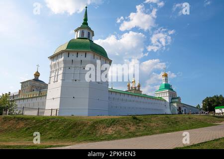 Jour d'été ensoleillé près des murs de l'ancienne Sainte Trinité Sergius Lavra. Sergiev Posad. Moscou, Russie Banque D'Images