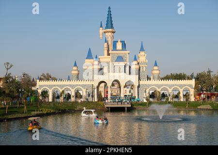 TACHKENT, OUZBÉKISTAN - 03 SEPTEMBRE 2022 : château de conte de fées dans la ville de divertissement de Magic City, un après-midi de septembre Banque D'Images