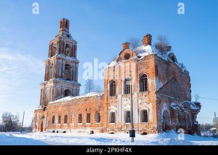 Vue sur les ruines de l'ancienne église de la Trinité-donnant-vie (1790) le jour de janvier gelé. Ancien Necouz. Région de Yaroslavl, Russie Banque D'Images