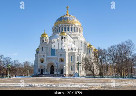 KRONSHTADT, RUSSIE - 13 MARS 2023 : Cathédrale de St. Nicholas le Wonderworker lors d'une journée ensoleillée de mars. Carré d'ancrage Banque D'Images