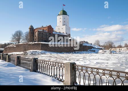 Vue sur l'ancien château de Vyborg depuis le flanc de la ville lors d'une marche ensoleillée. Leningrad, Russie Banque D'Images