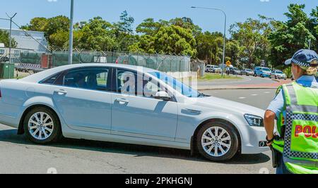 Prince William (assis à l'arrière à gauche) sur Ross Smith Avenue au départ de la base privée de l'aéroport de Sydney (Kingsford Smith). Le royal britannique est arrivé à Sydney dans le cadre d'une visite officielle de trois jours en Australie. Le premier ministre australien Tony Abbott est assis à droite du Prince. Banque D'Images