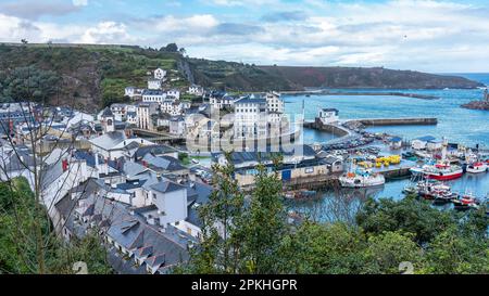 Ville touristique de Luarca dans les Asturies avec son port de pêche avec des bateaux aux couleurs vives, Espagne. Banque D'Images