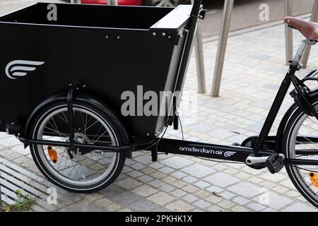 Bordeaux , Aquitaine France - 04 02 2023 : logo Amsterdam Air et texte marque sur Cargobike cargo bike dans la rue de la ville Banque D'Images