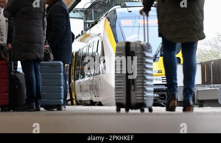Stuttgart, Allemagne. 08th avril 2023. Les voyageurs se rendent à pied à la gare centrale de Stuttgart le samedi Saint. Credit: Bernd Weißbrod/dpa/Alay Live News Banque D'Images