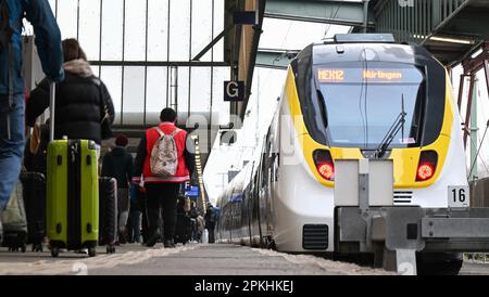 Stuttgart, Allemagne. 08th avril 2023. Les voyageurs se rendent à pied à la gare centrale de Stuttgart le samedi Saint. Credit: Bernd Weißbrod/dpa/Alay Live News Banque D'Images