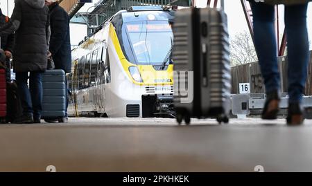 Stuttgart, Allemagne. 08th avril 2023. Les voyageurs se rendent à pied à la gare centrale de Stuttgart le samedi Saint. Credit: Bernd Weißbrod/dpa/Alay Live News Banque D'Images
