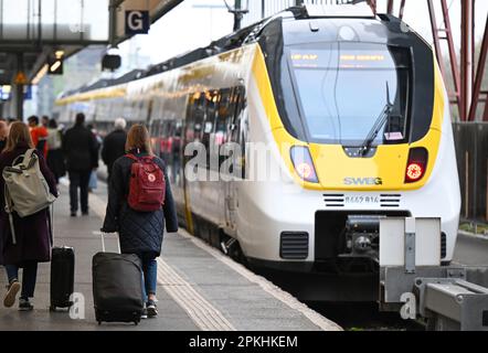Stuttgart, Allemagne. 08th avril 2023. Les voyageurs se rendent à pied à la gare centrale de Stuttgart le samedi Saint. Credit: Bernd Weißbrod/dpa/Alay Live News Banque D'Images