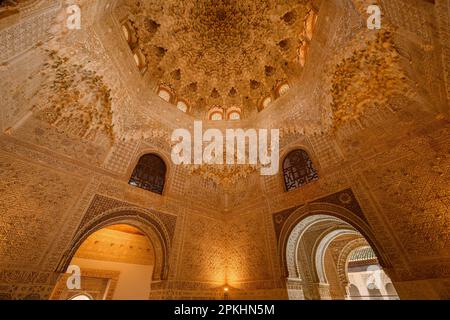 Muqarnas dans le dôme et le plafond de la salle des Abécerrajes dans le palais Nasrid. Des couches de textures à couper le souffle testant les formes et les formes. Banque D'Images