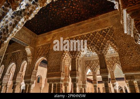 Ornements de style mauresque de l'Alhambra Palace Royal Islamique, Granada, Espagne. 16e siècle. Banque D'Images