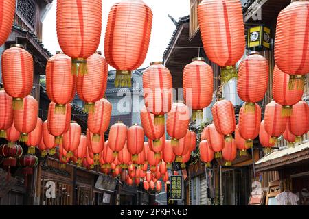 Lanternes traditionnelles chinoises rouges suspendues au-dessus de la rue Banque D'Images