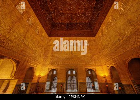 Grenade, Andalousie, Espagne - 7 mars 2023 - Chambre décorée à l'intérieur du palais Nasrid dans le complexe de l'Alhambra, Grenade, Banque D'Images