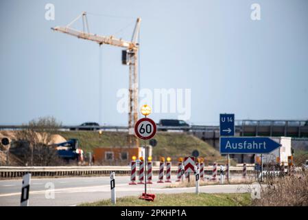 PRODUCTION - 05 avril 2023, Mecklembourg-Poméranie occidentale, Güstrow : un pont temporaire sur un chantier de construction de la route 19 au sud de Rostock pour remplacer le pont routier qui y a été démoli. Statistiquement, il y a une petite ou grande structure de pont pour chaque kilomètre de route dans le Mecklembourg-Poméranie occidentale. Ils sont régulièrement inspectés et classés. (À dpa 'Grade 2 pour la plupart des ponts d'autoroute en MV') photo: Frank Hormann/dpa Banque D'Images