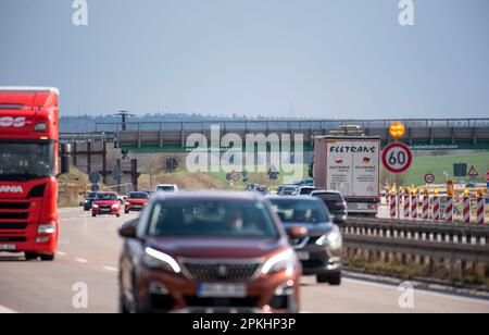 PRODUCTION - 05 avril 2023, Mecklembourg-Poméranie occidentale, Güstrow : un pont temporaire sur un chantier de construction de la route 19 au sud de Rostock pour remplacer le pont routier qui y a été démoli. Statistiquement, il y a une petite ou grande structure de pont pour chaque kilomètre de route dans le Mecklembourg-Poméranie occidentale. Ils sont régulièrement inspectés et classés. (À dpa 'Grade 2 pour la plupart des ponts d'autoroute en MV') photo: Frank Hormann/dpa Banque D'Images