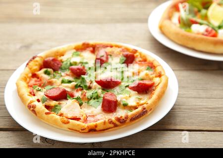 Délicieuses pizzas italiennes sur table en bois gris. Vue de dessus Banque D'Images