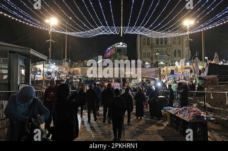 Des vendeurs palestiniens vendent de la nourriture sur la place devant la porte de Damas après la pause du jeûne du Ramadan sur 6 avril 2023 à Jérusalem, en Israël. Le Ramadan est décrit comme un mois sacré de sacrifice et d'adoration pour le peuple musulman. Banque D'Images