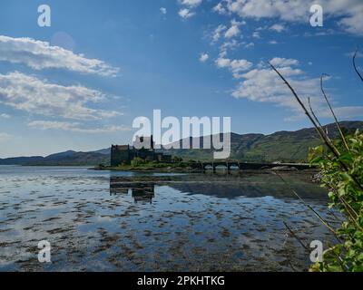 Eilean Donan, Écosse - 05 26 2018 : ancien et historique château eilean donan sur la côte nord de l'Écosse, par une journée ensoleillée avec des reflets dans t Banque D'Images