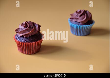 Gros plan des muffins au chocolat sur fond jaune Banque D'Images