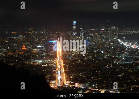 San Francisco, États-Unis. 07th avril 2023. L'horizon de San Francisco la nuit. San Francisco est l'une des villes les plus importantes des États-Unis d'Amérique, c'est un centre économique, technologique et de transport pour relier le monde. De plus, des millions de personnes visitent San Francisco chaque année. Le centre-ville de San Francisco est l'un des endroits emblématiques de la ville et la vue sur la ville est jolie la nuit de San Francisco. Crédit : SOPA Images Limited/Alamy Live News Banque D'Images