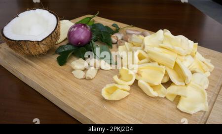 Sri Lanka Delight : ingrédients asiatiques de curry jackfruit sur planche de bois Banque D'Images