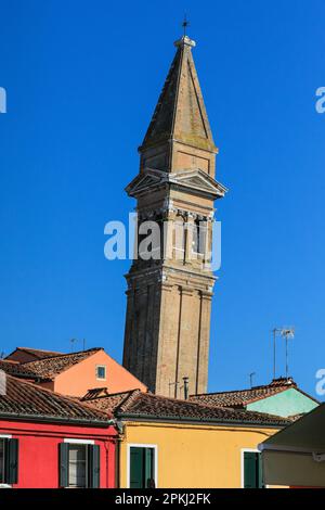 Burano Island, clocher de l'église en pente de Chiesa Parrocchiale di San Martino Vescovo, Venise, Italie Banque D'Images