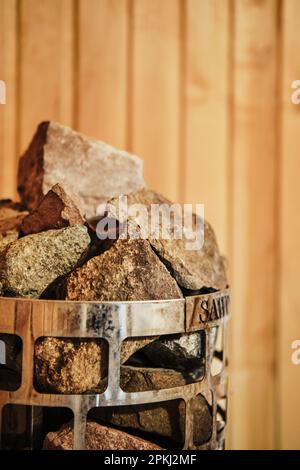 Vue en gros plan des rochers et des pierres dans la cage dans le chauffage du sauna (photo avec une faible profondeur de champ) Banque D'Images