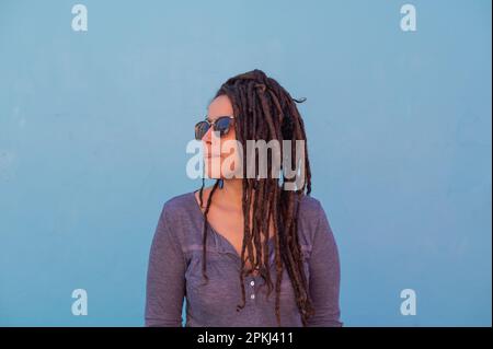 Femme avec des lunettes de soleil de près Banque D'Images