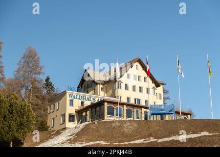 Saint Moritz, Suisse, 21 février 2023 Bâtiment de l'hôtel Waldhaus am See sur une petite colline Banque D'Images