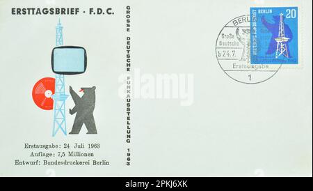Première lettre de couverture du jour imprimée par l'Allemagne, Berlin, qui montre l'ours de Berlin et la tour de radio, vers 1963. Banque D'Images