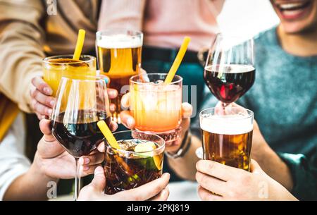 Des amis déguerent des cocktails de fantaisie - les jeunes s'amusent ensemble à boire de la bière et du vin à l'happy hour - concept de fête de style social Life Banque D'Images